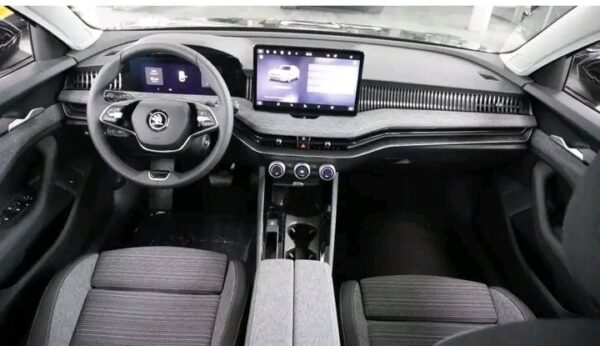 2025/03/1000020348.jpg Skoda Superb