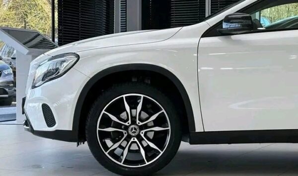 Mercedes-Benz GLA 200